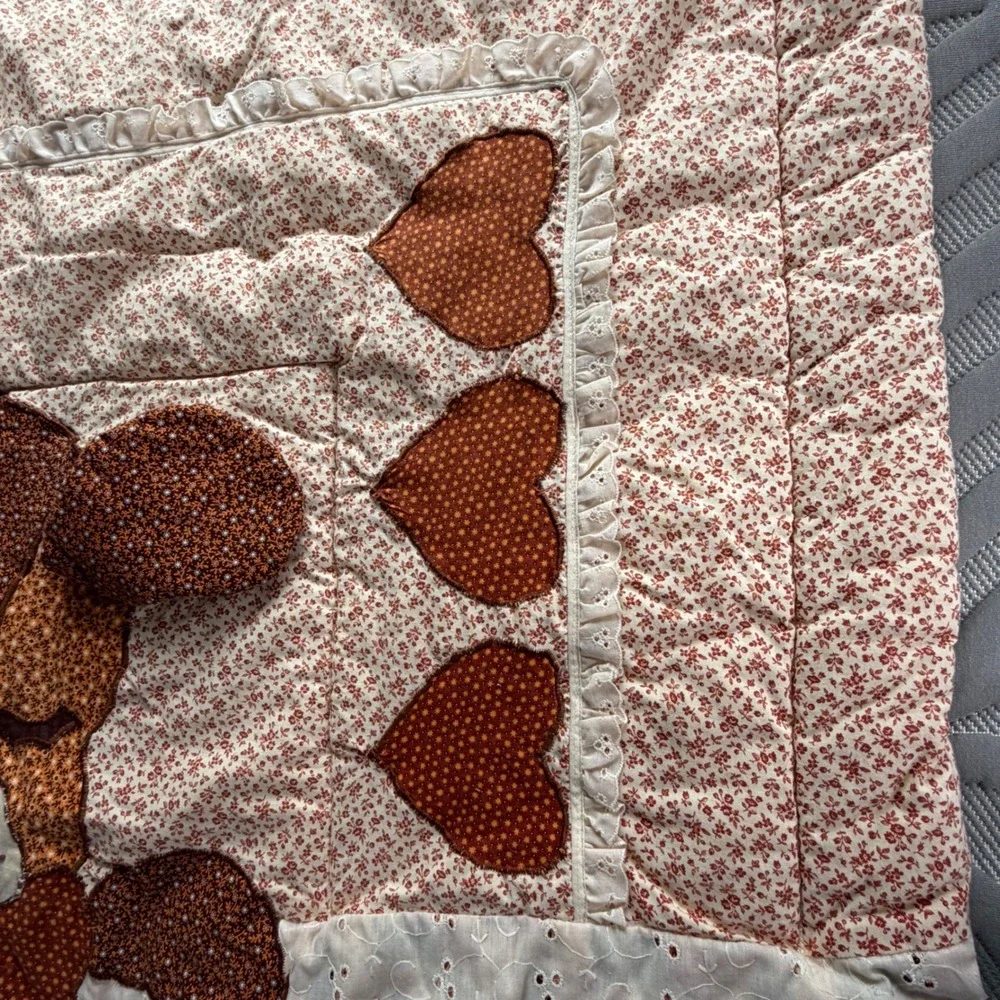 VTG Puppy Dog Patchwork Baby Quilt Floral Hearts Eyelet Lace Rust Cream‎ 38x51